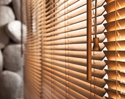 Żaluzje jasnobrązowe w domu Żaluzje jasnobrązowe w domu