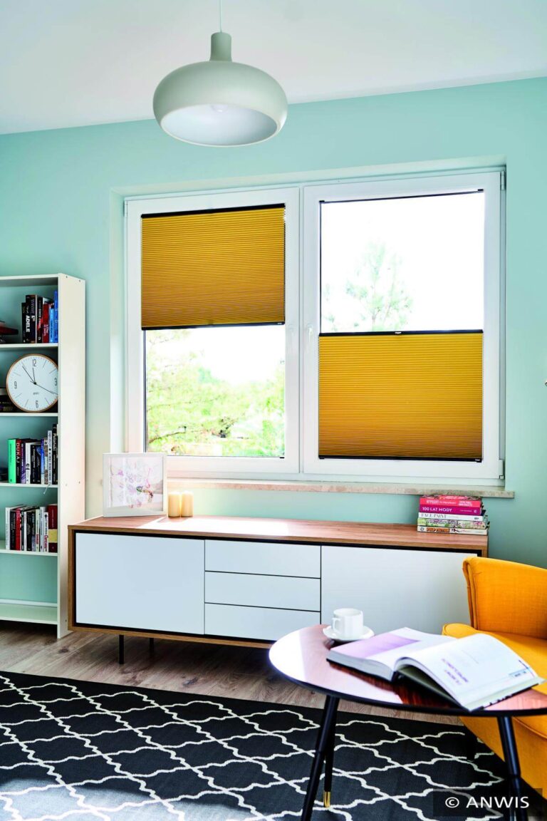 Okna z plisami w pokoju