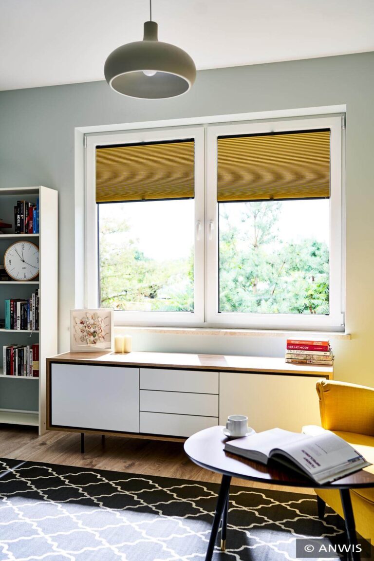 Żółte plisy okienne w pokoju