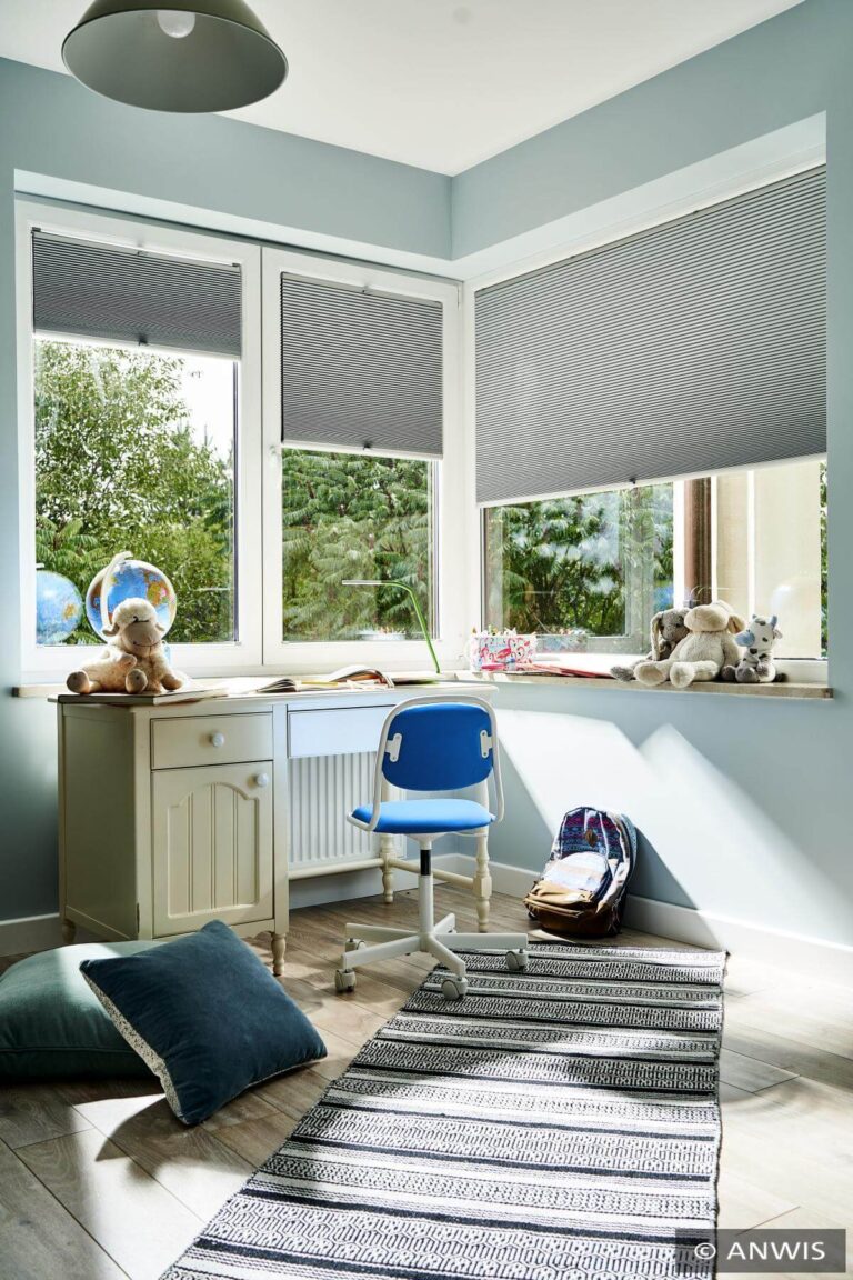 Szare plisy okienne w pokoju - Agalla Bydgoszcz